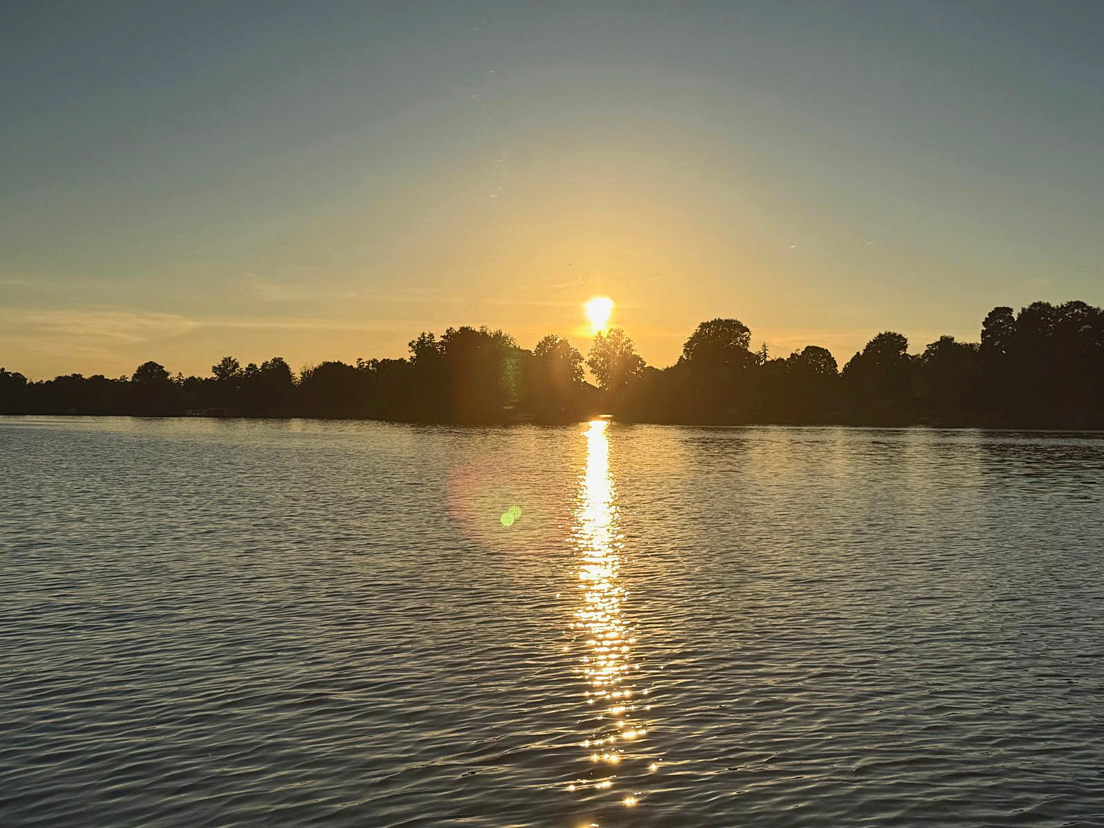 Sonnenaufgang über dem Krüpelsee — Lichtreflexion auf dem Wasser im Dahme-Seenland