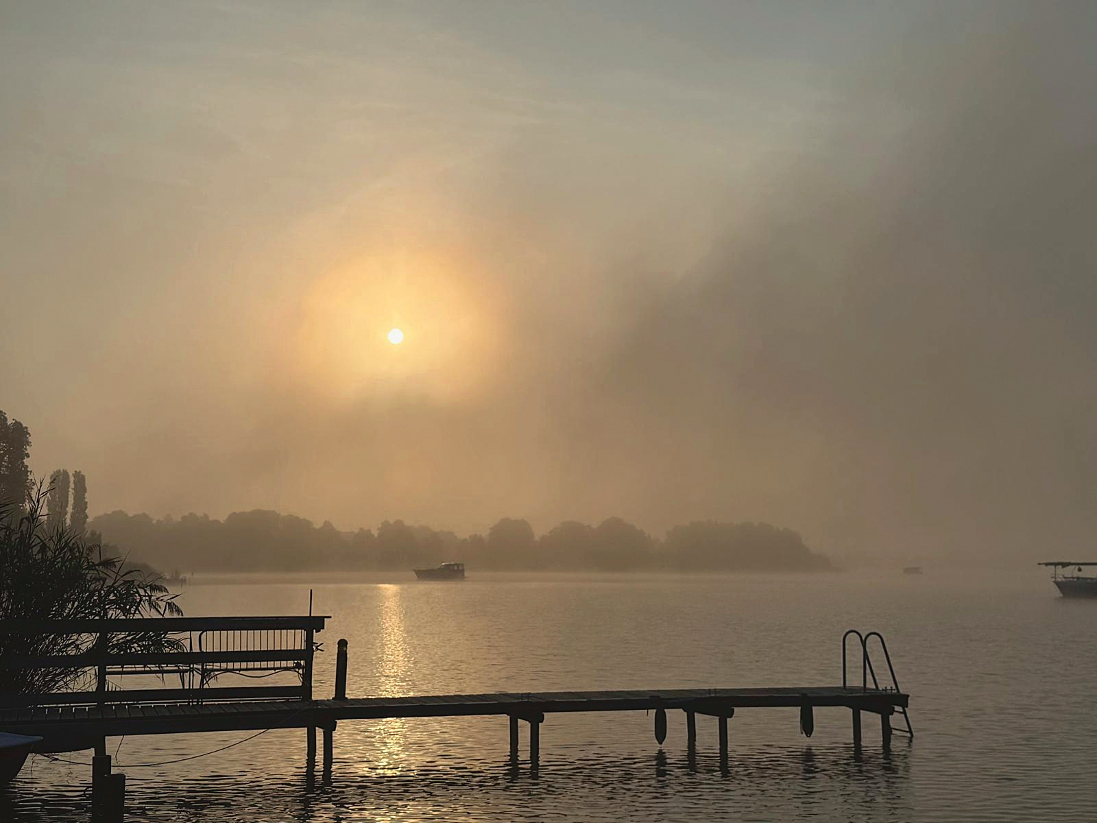 Krüpelsee im Morgennebel — Steg und Sonne über dem Wasser