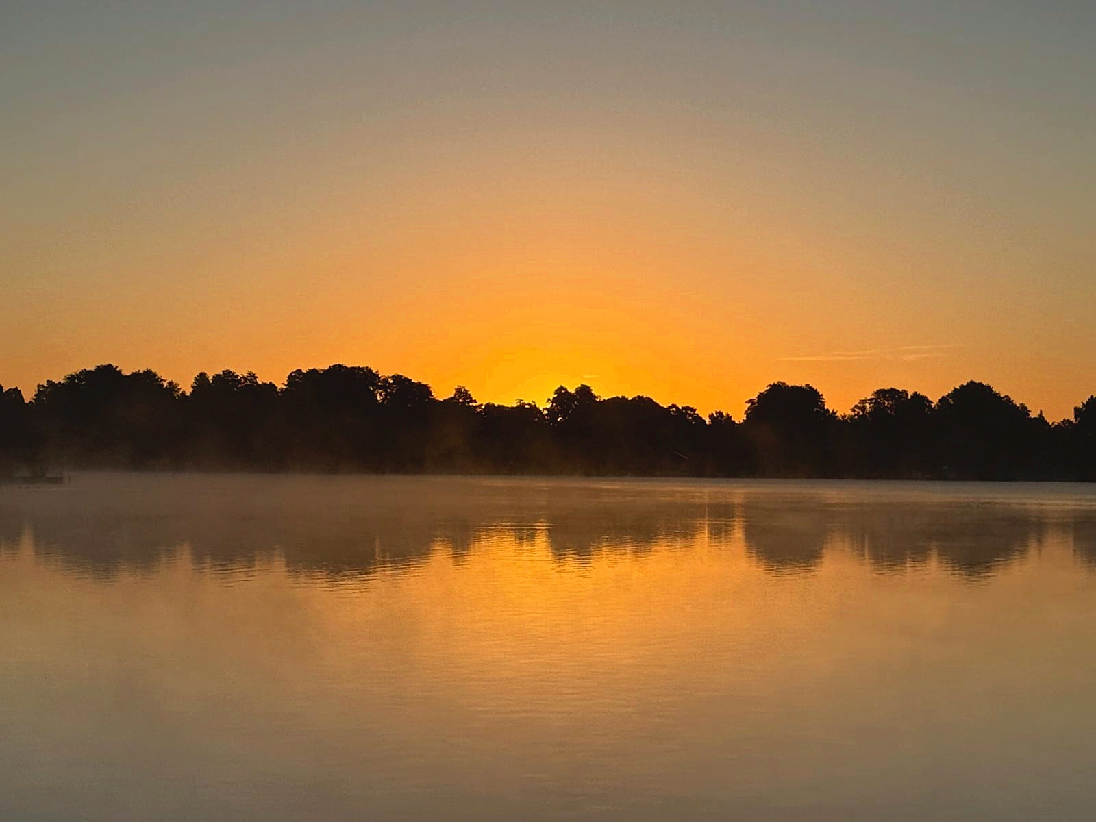 Morgennebel über dem Krüpelsee — Naturlandschaft im Dahme-Seenland bei Zernsdorf