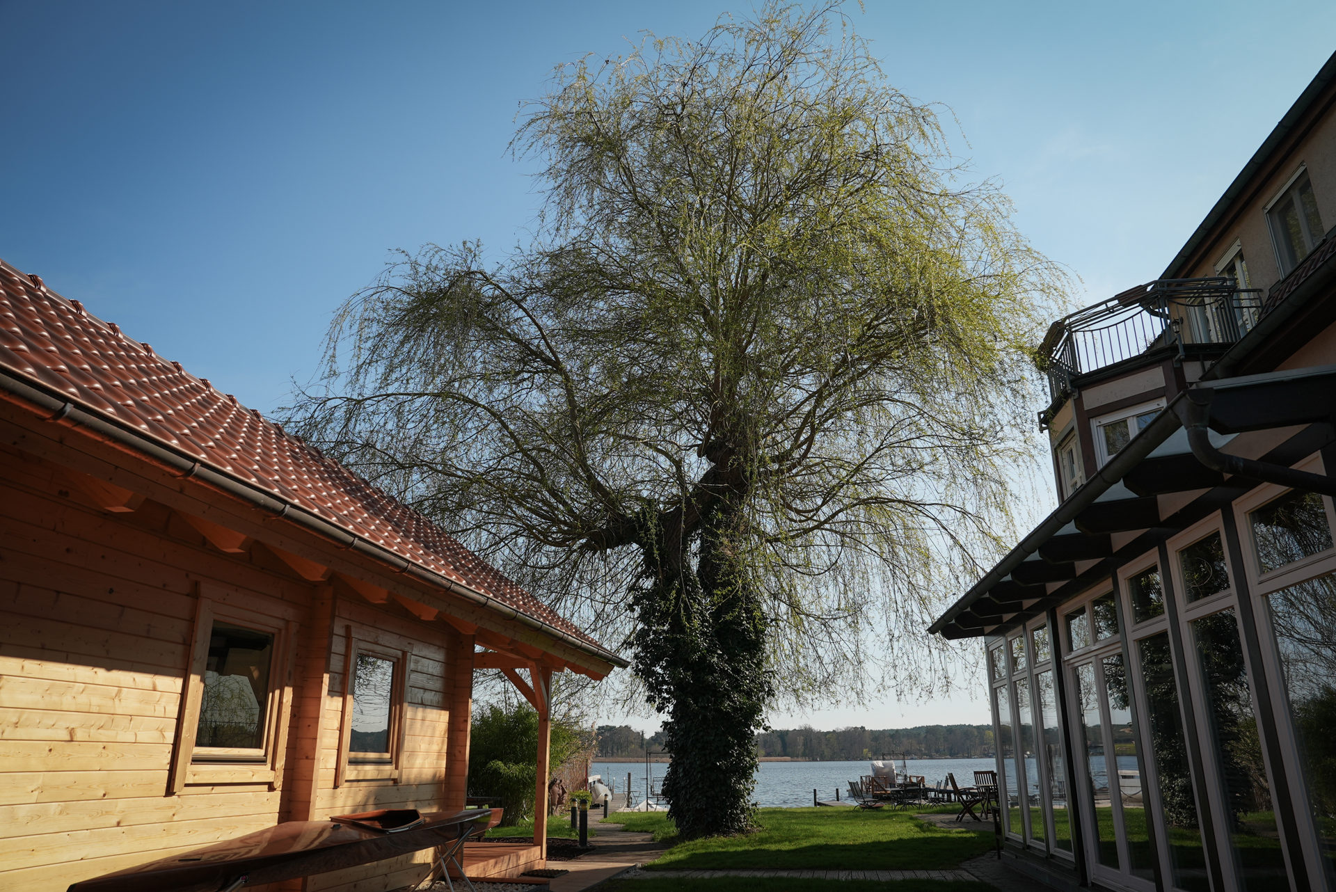 Innenraum der renovierten Altbauvilla am Krüpelsee, Wohnbereich mit historischer Substanz