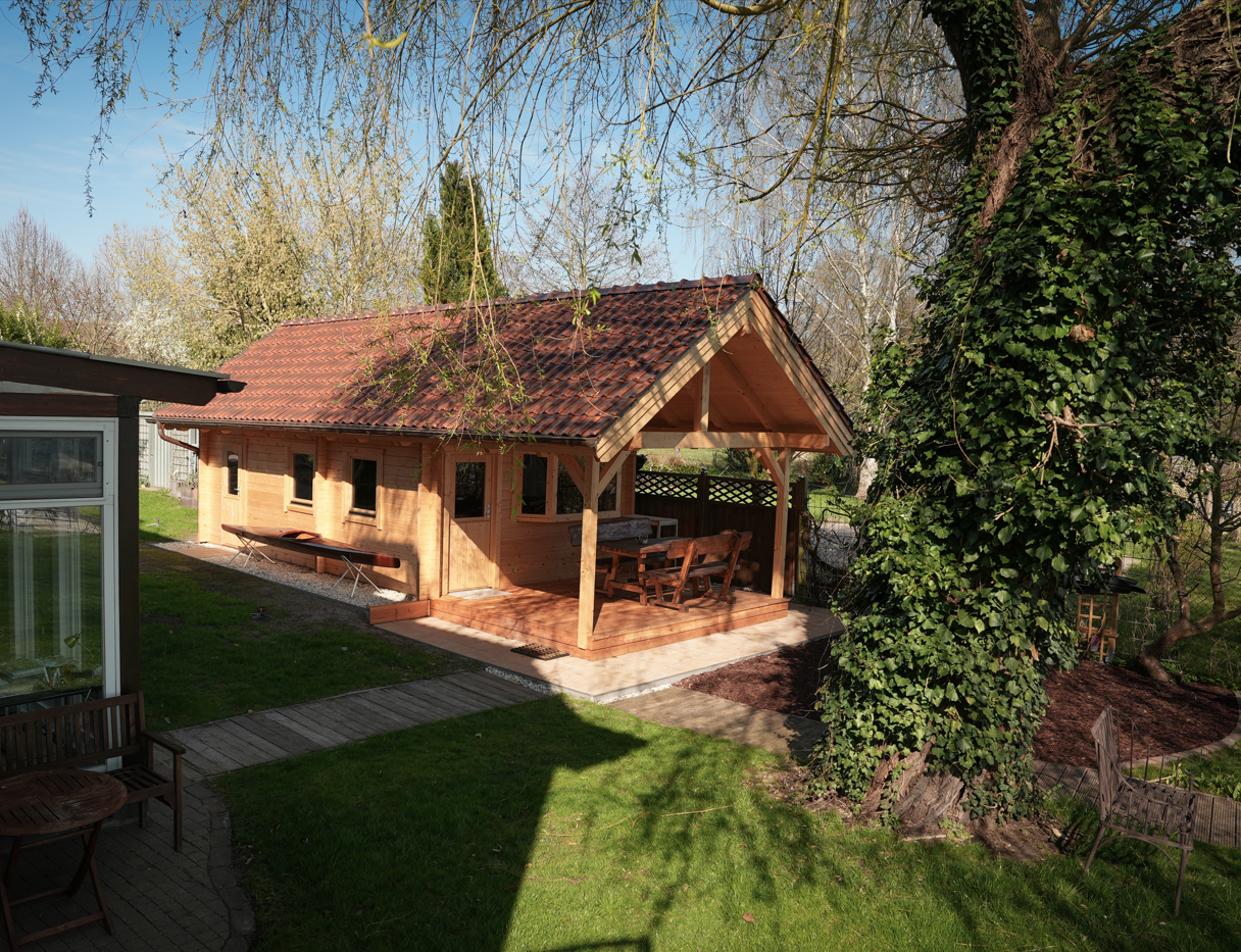 Gartenbereich und Terrasse der Seevilla am Krüpelsee in Zernsdorf mit Blick auf das Seeufer