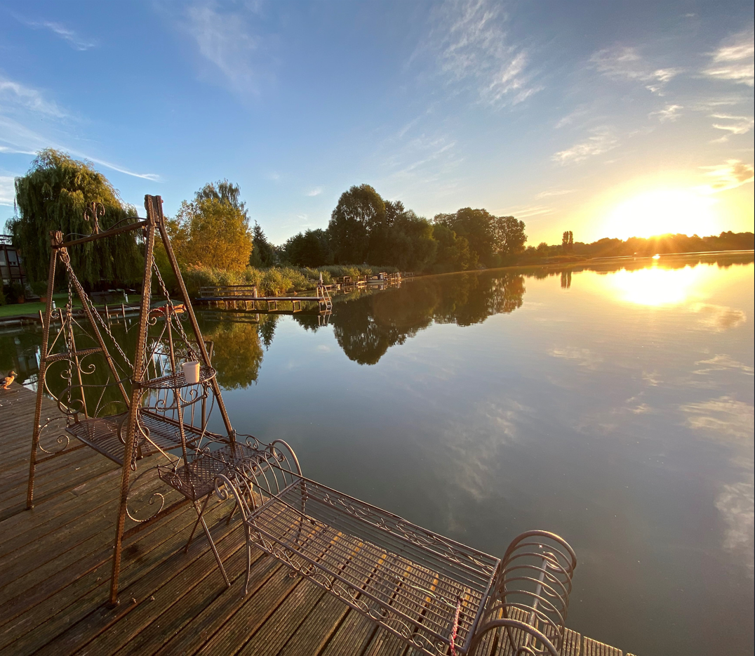 Abenddämmerung über dem Krüpelsee — Blick von der Altbauvilla in Zernsdorf auf das Wasser